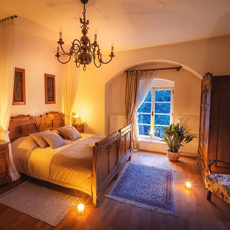 Zamek - The Old Yard Hotel