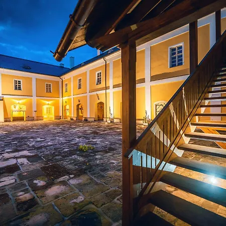 Zamek - The Old Yard Hotel Rychvald