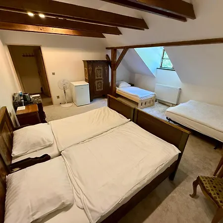 Zamek - The Old Yard 4*